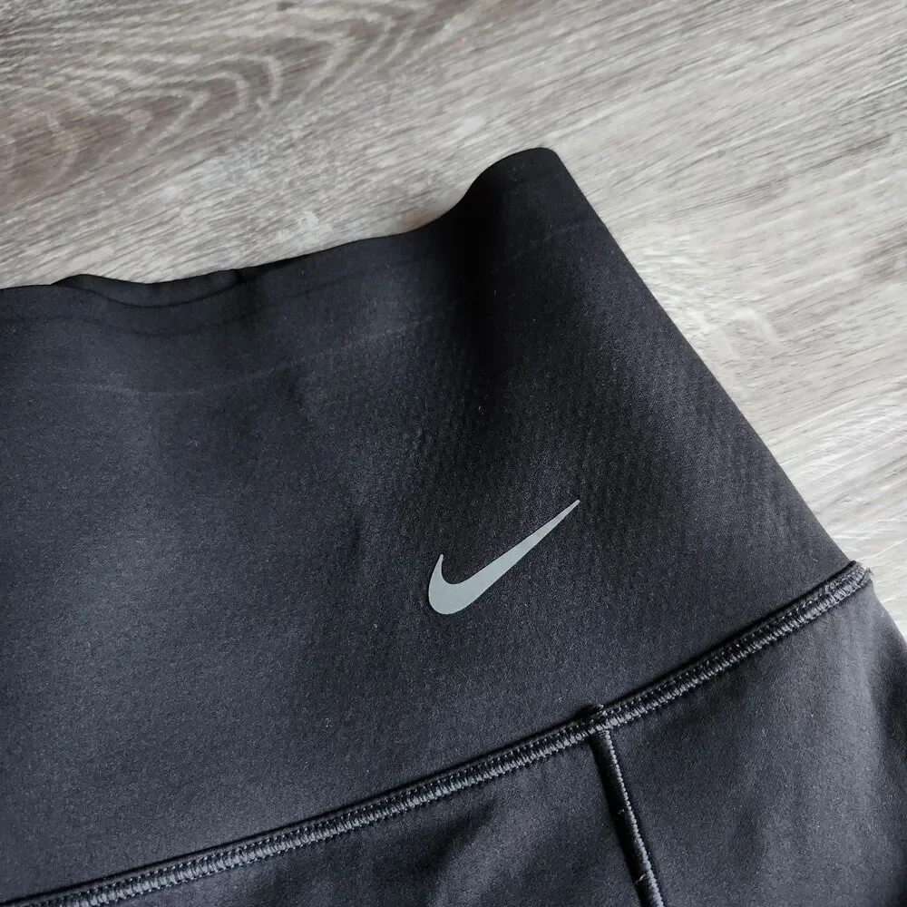 (L) Nike cropped leggings